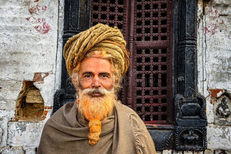 Μπαμπάς sadhu περιπλάνησης (ιερό άτομο) στον αρχαίο ναό Pashupatinath στοκ φωτογραφίες με δικαίωμα ελεύθερης χρήσης Μπαμπάς sadhu περιπλάνησης (ιερό άτομο) στον αρχαίο ναό Pashupatinath στοκ φωτογραφίες με δικαίωμα ελεύθερης χρήσης