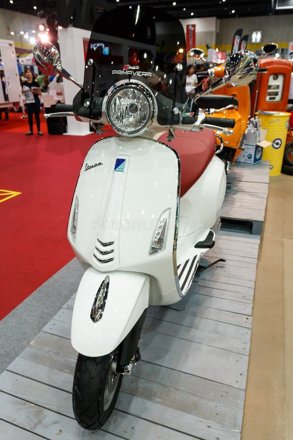 ΜΠΑΝΓΚΟΚ ΤΑΪΛΑΝΔΗ - 23 ΑΥΓΟΎΣΤΟΥ 2014: Το Vespa Piaggio παρουσιάζει μοτοσικλέτα στη μεγάλη πώληση μηχανών, Bitec Bangna, Μπανγκόκ στοκ φωτογραφία με δικαίωμα ελεύθερης χρήσης ΜΠΑΝΓΚΟΚ ΤΑΪΛΑΝΔΗ - 23 ΑΥΓΟΎΣΤΟΥ 2014: Το Vespa Piaggio παρουσιάζει μοτοσικλέτα στη μεγάλη πώληση μηχανών, Bitec Bangna, Μπανγκόκ στοκ φωτογραφία με δικαίωμα ελεύθερης χρήσης