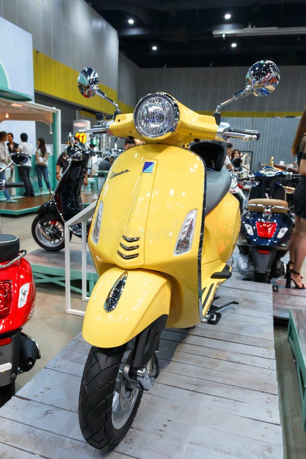 ΜΠΑΝΓΚΟΚ ΤΑΪΛΑΝΔΗ - 23 ΑΥΓΟΎΣΤΟΥ 2014: Το Vespa Piaggio παρουσιάζει μοτοσικλέτα στη μεγάλη πώληση μηχανών, Bitec Bangna, Μπανγκόκ στοκ φωτογραφίες με δικαίωμα ελεύθερης χρήσης ΜΠΑΝΓΚΟΚ ΤΑΪΛΑΝΔΗ - 23 ΑΥΓΟΎΣΤΟΥ 2014: Το Vespa Piaggio παρουσιάζει μοτοσικλέτα στη μεγάλη πώληση μηχανών, Bitec Bangna, Μπανγκόκ στοκ φωτογραφίες με δικαίωμα ελεύθερης χρήσης