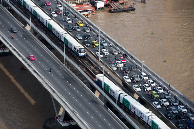 ΜΠΑΝΓΚΟΚ, ΤΗΝ 1Η ΙΟΥΝΊΟΥ 2017: Κυκλοφορία κατά τη διάρκεια της ώρας κυκλοφοριακής αιχμής στο BR Taksin στοκ εικόνες ΜΠΑΝΓΚΟΚ, ΤΗΝ 1Η ΙΟΥΝΊΟΥ 2017: Κυκλοφορία κατά τη διάρκεια της ώρας κυκλοφοριακής αιχμής στο BR Taksin στοκ εικόνες
