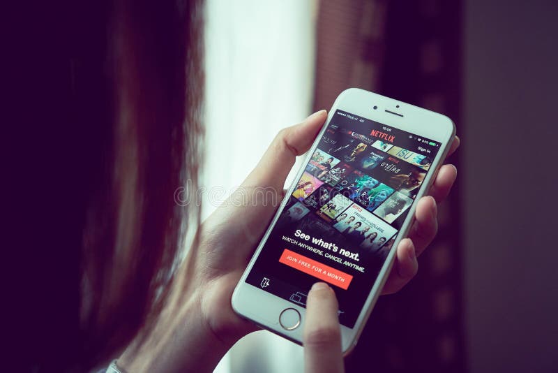 Μπανγκόκ, Ταϊλάνδη - 23 Αυγούστου 2017: Netflix app στην έξυπνη τηλεφωνική οθόνη Το Netflix είναι διεθνής κορυφαία υπηρεσία συνδρ στοκ εικόνα με δικαίωμα ελεύθερης χρήσης Μπανγκόκ, Ταϊλάνδη - 23 Αυγούστου 2017: Netflix app στην έξυπνη τηλεφωνική οθόνη Το Netflix είναι διεθνής κορυφαία υπηρεσία συνδρ στοκ εικόνα με δικαίωμα ελεύθερης χρήσης