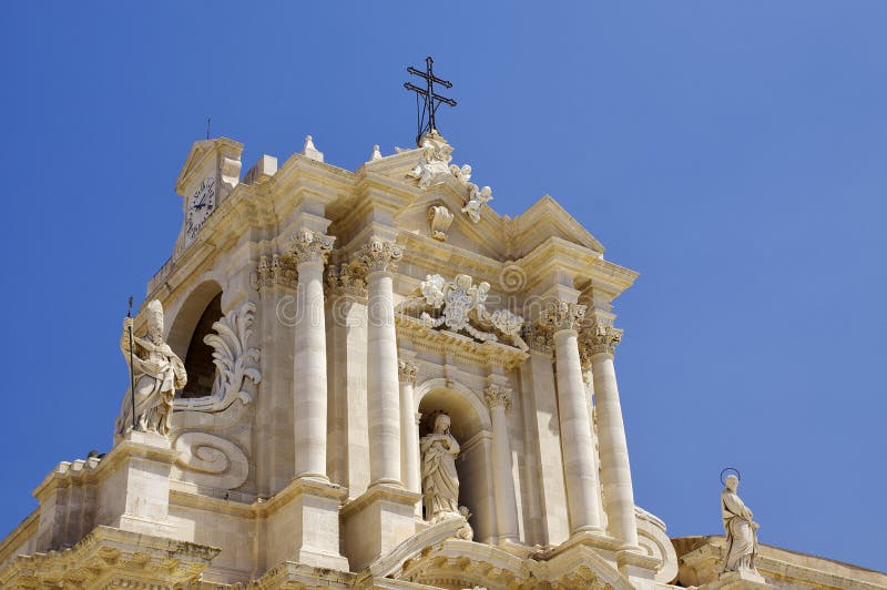 Μπαρόκ καθεδρικός ναός ύφους στην πλατεία Duomo Νησί Ortigia, πόλη των Συρακουσών, στη Σικελία Ιταλία στοκ φωτογραφία με δικαίωμα ελεύθερης χρήσης Μπαρόκ καθεδρικός ναός ύφους στην πλατεία Duomo Νησί Ortigia, πόλη των Συρακουσών, στη Σικελία Ιταλία στοκ φωτογραφία με δικαίωμα ελεύθερης χρήσης