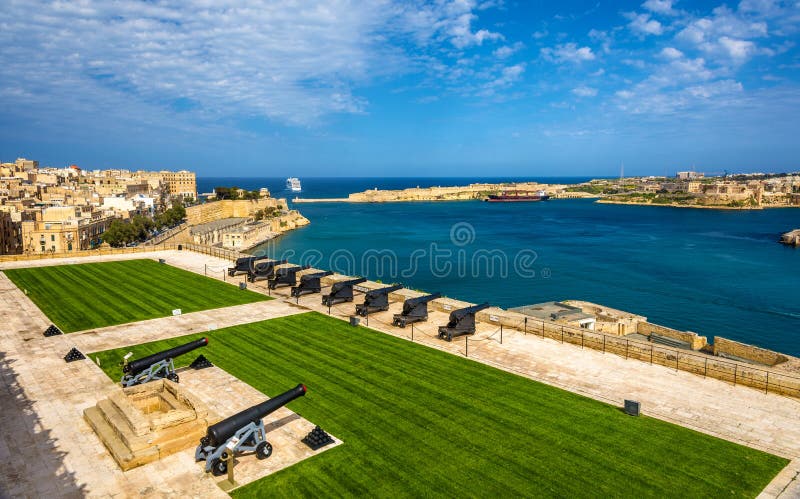 Μπαταρία χαιρετισμού στο οχυρό Lascaris σε Valletta στοκ εικόνες Μπαταρία χαιρετισμού στο οχυρό Lascaris σε Valletta στοκ εικόνες