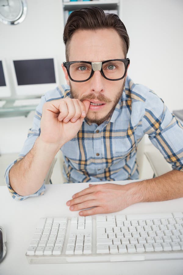 Μπερδεμένος nerdy επιχειρηματίας που εργάζεται στον υπολογιστή στοκ φωτογραφίες με δικαίωμα ελεύθερης χρήσης