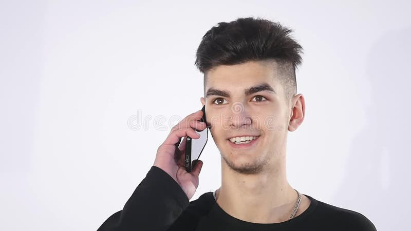 Μπερδεμένος ταραγμένος νεαρός άνδρας που μιλά στο τηλέφωνο κυττάρων Πορτρέτο ατόμων που σκέφτεται και που μιλά για να τηλεφωνήσει
