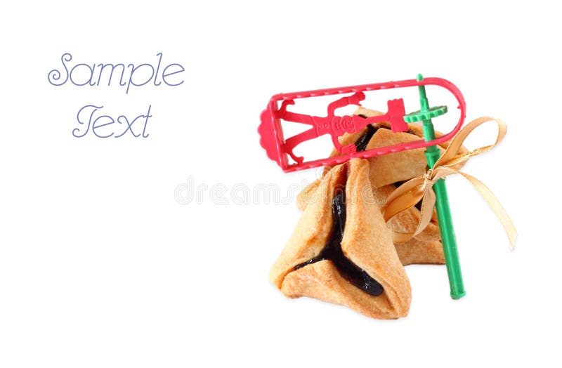 Μπισκότα Hamantaschen ή hamans αυτιά και Noisemaker για τον εορτασμό Purim. απομονωμένος στοκ φωτογραφία με δικαίωμα ελεύθερης χρήσης