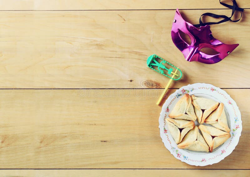 Μπισκότα Hamantaschen ή hamans αυτιά και μάσκα για τον εορτασμό Purim (εβραϊκές διακοπές) στοκ φωτογραφία με δικαίωμα ελεύθερης χρήσης