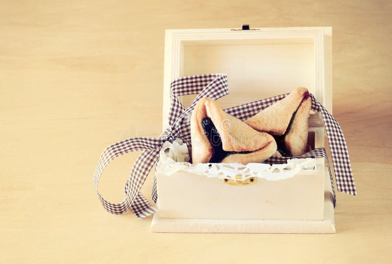 Μπισκότα ή hamans αυτιά Hamantaschen για τον εορτασμό Purim στο ξύλινο κιβώτιο. εκλεκτής ποιότητας επίδραση. στοκ εικόνες