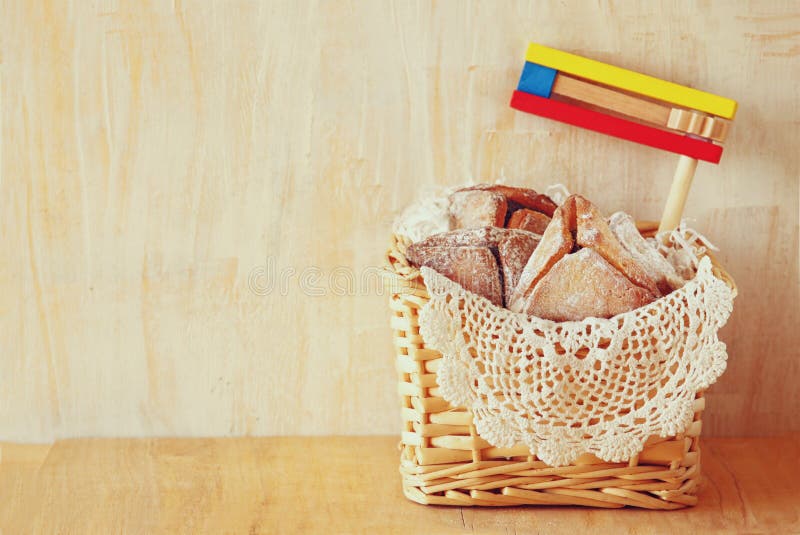 Μπισκότα ή hamans αυτιά Hamantaschen και noisemaker για τον εορτασμό Purim (εβραϊκές διακοπές) στοκ φωτογραφία με δικαίωμα ελεύθερης χρήσης