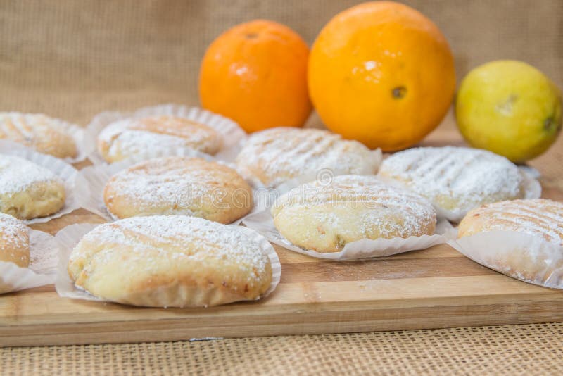 Μπισκότα που γίνονται με το πορτοκάλι και το λεμόνι Σπιτικά οργανικά μπισκότα κουζινών