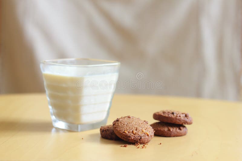 Μπισκότα τσιπ Hocolate και ένα ποτήρι του γάλακτος στοκ φωτογραφία με δικαίωμα ελεύθερης χρήσης Μπισκότα τσιπ Hocolate και ένα ποτήρι του γάλακτος στοκ φωτογραφία με δικαίωμα ελεύθερης χρήσης