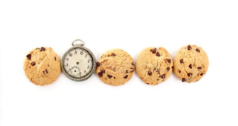 Μπισκότα τσιπ σοκολάτας και ρολόι vimtage που απομονώνεται στην άσπρη τοπ άποψη υποβάθρου