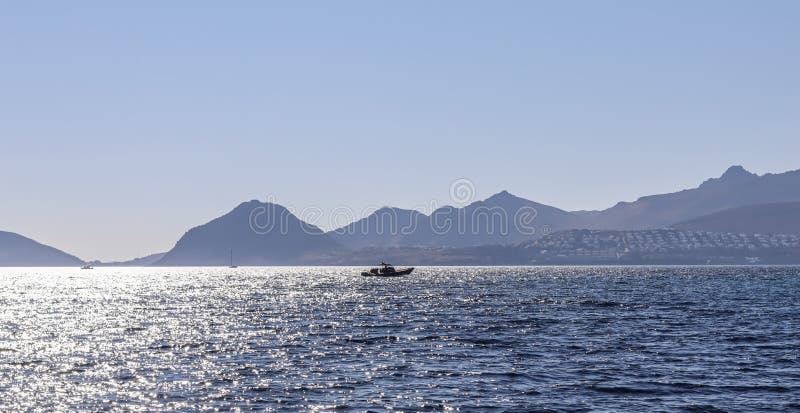 μπλε θάλασσα που αστράφτει στον ήλιο. όμορφη ακτή με βουνά και γιοτ στοκ εικόνες με δικαίωμα ελεύθερης χρήσης