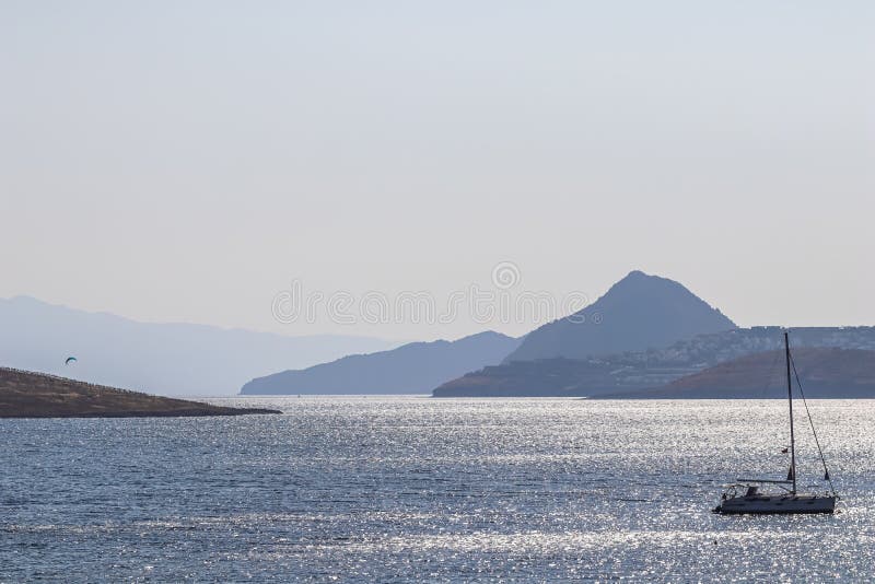 μπλε θάλασσα που αστράφτει στον ήλιο. όμορφη ακτή με βουνά και γιοτ στοκ φωτογραφίες με δικαίωμα ελεύθερης χρήσης