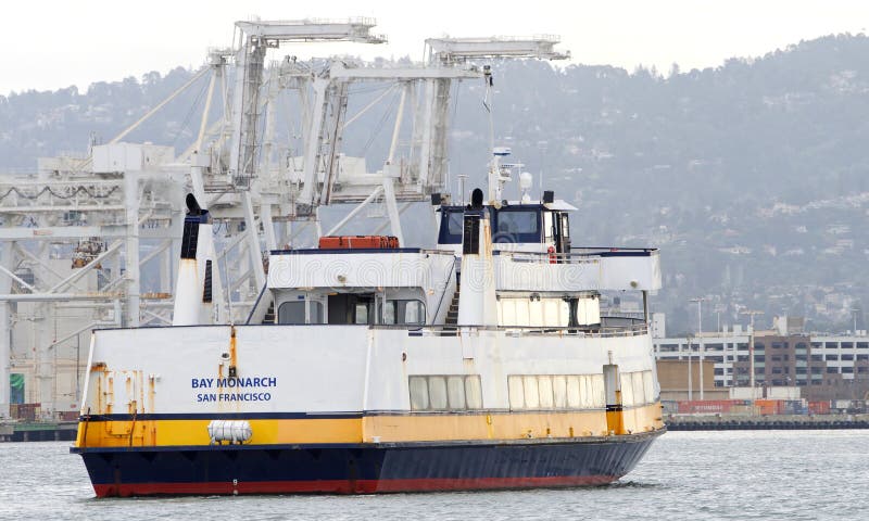 μπλε και χρυσός κόλπος μεταφοράς επιβατών κοντά στο λιμάνι του όκλαντ στοκ φωτογραφίες με δικαίωμα ελεύθερης χρήσης