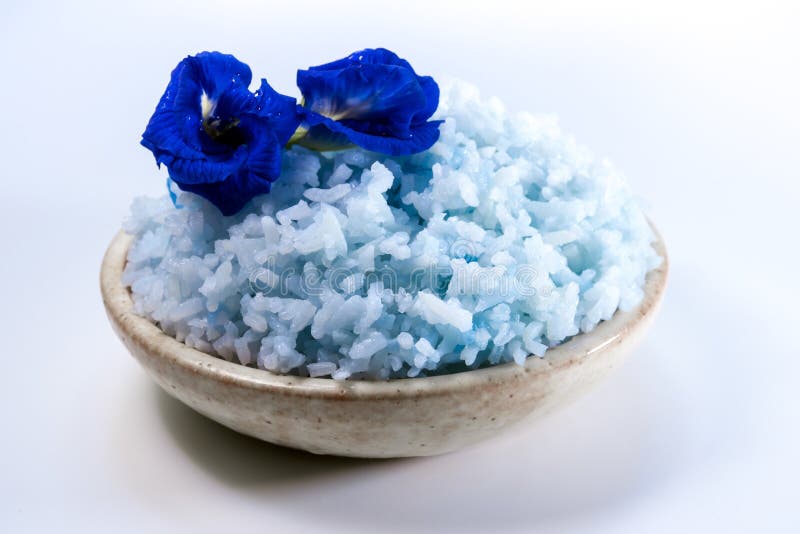Μπλε μαγειρευμένο ρύζι από το χρώμα του λουλουδιού μπιζελιών πεταλούδων