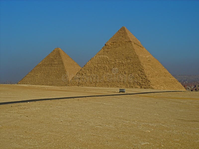μπλε ουρανός πυραμίδων giza η