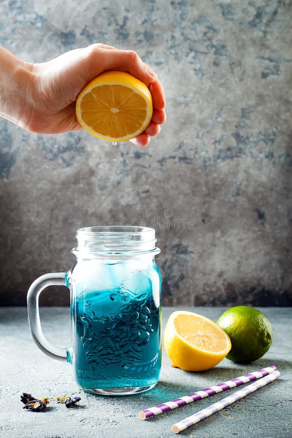 Μπλε παγωμένη τσάι ή λεμονάδα λουλουδιών μπιζελιών πεταλούδων Υγιές βοτανικό ποτό detox
