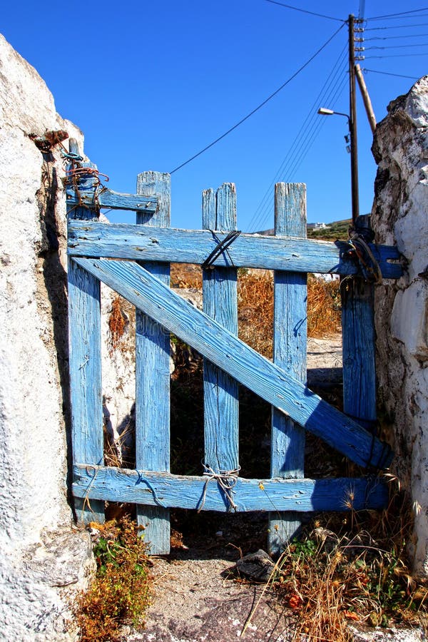Μπλε πύλη εισόδου στη Σαντορίνη, Ελλάδα στοκ φωτογραφίες Μπλε πύλη εισόδου στη Σαντορίνη, Ελλάδα στοκ φωτογραφίες