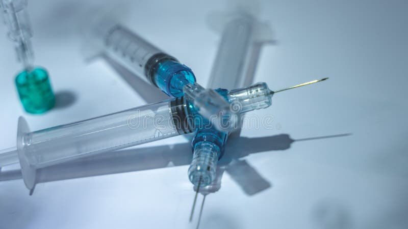Μπλε σύριγγα λύσης και κυλίνδρων στοκ εικόνα Μπλε σύριγγα λύσης και κυλίνδρων στοκ εικόνα