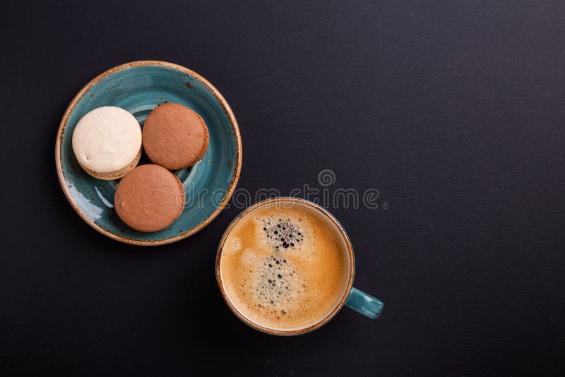 Μπλε φλιτζάνι του καφέ και macaroons στο σκοτεινό ξύλινο πίνακα Σπάσιμο Coffe Τοπ όψη στοκ εικόνες Μπλε φλιτζάνι του καφέ και macaroons στο σκοτεινό ξύλινο πίνακα Σπάσιμο Coffe Τοπ όψη στοκ εικόνες