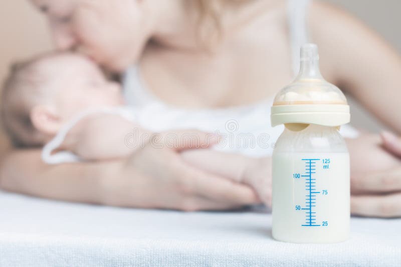 Μπουκάλι μωρών με το μητρικό γάλα και μητέρα με το μωρό στοκ εικόνες με δικαίωμα ελεύθερης χρήσης Μπουκάλι μωρών με το μητρικό γάλα και μητέρα με το μωρό στοκ εικόνες με δικαίωμα ελεύθερης χρήσης