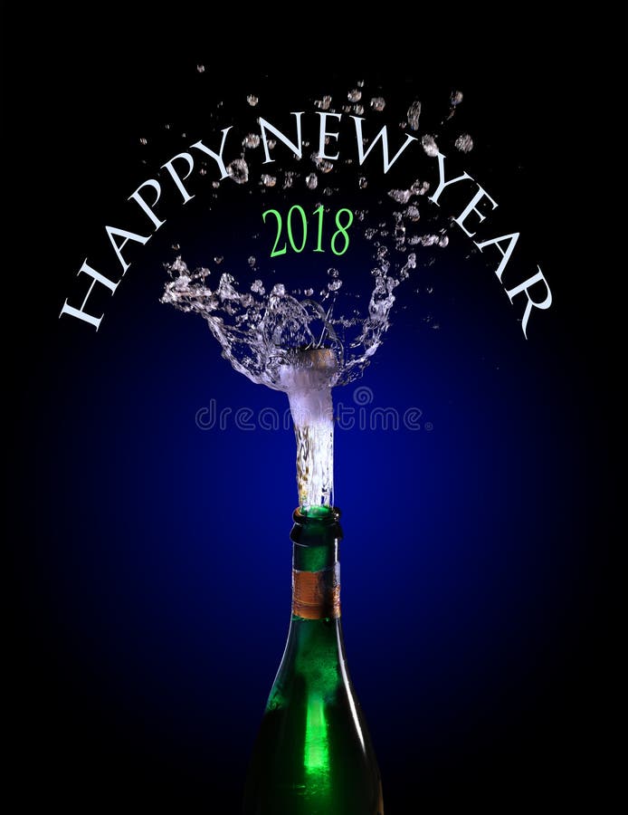 Μπουκάλι CHAMPAGNE με το σκάοντας φελλό και παφλασμός ενάντια σε σκούρο μπλε στοκ φωτογραφία με δικαίωμα ελεύθερης χρήσης Μπουκάλι CHAMPAGNE με το σκάοντας φελλό και παφλασμός ενάντια σε σκούρο μπλε στοκ φωτογραφία με δικαίωμα ελεύθερης χρήσης