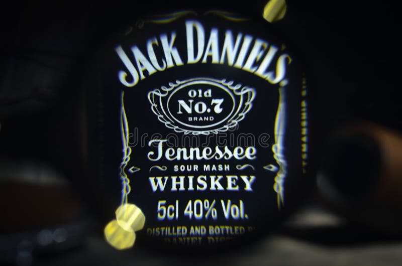 Μπουκάλι του Jack Daniels. Kurgan, Ρωσία 30,2018 Σεπτεμβρίου ετικέτα του Jack Daniels μέσω της ενίσχυσης - γυαλί