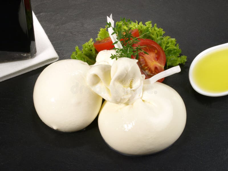 μπουρράτα con panna mozzarella με κρεμαστή γέμιση απομονωμένη στοκ εικόνα