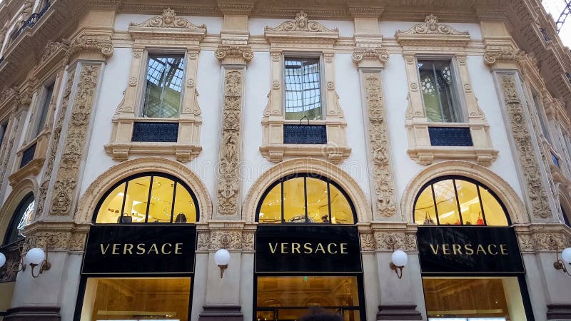 Μπουτίκ μόδας Versace πολυτέλειας στα ιταλικά Galleria Vittorio Emanuele, αγορές στοκ φωτογραφίες Μπουτίκ μόδας Versace πολυτέλειας στα ιταλικά Galleria Vittorio Emanuele, αγορές στοκ φωτογραφίες