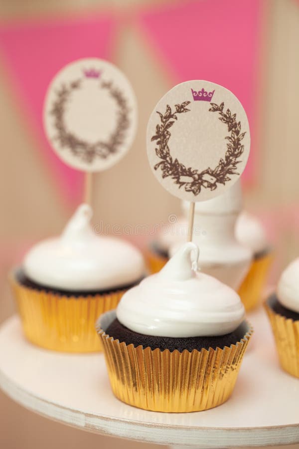 Μπουφές διακοπών με τα cupcakes και θέση για το κείμενο στοκ φωτογραφίες με δικαίωμα ελεύθερης χρήσης Μπουφές διακοπών με τα cupcakes και θέση για το κείμενο στοκ φωτογραφίες με δικαίωμα ελεύθερης χρήσης