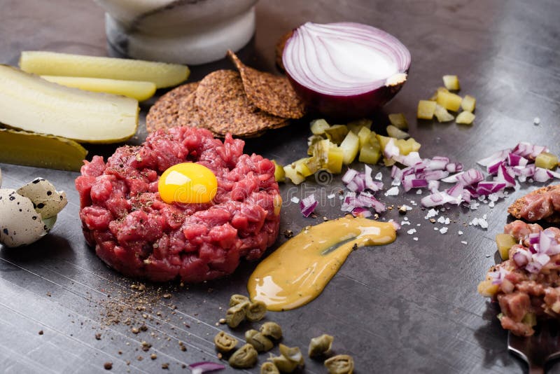 Μπριζόλα tartare, γαστρονομικός εκκινητής κρέατος λιχουδιών ακατέργαστος στοκ εικόνες με δικαίωμα ελεύθερης χρήσης Μπριζόλα tartare, γαστρονομικός εκκινητής κρέατος λιχουδιών ακατέργαστος στοκ εικόνες με δικαίωμα ελεύθερης χρήσης