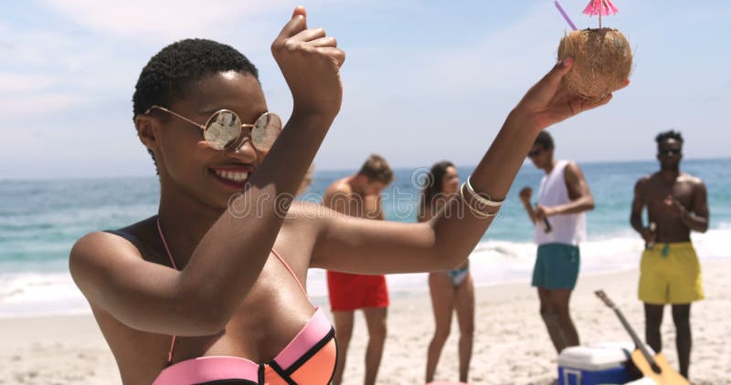 Μπροστινή άποψη του χορού γυναικών αφροαμερικάνων στην παραλία 4k