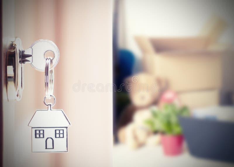 Μπροστινή πόρτα με τα κλειδιά σπιτιών στοκ φωτογραφία με δικαίωμα ελεύθερης χρήσης Μπροστινή πόρτα με τα κλειδιά σπιτιών στοκ φωτογραφία με δικαίωμα ελεύθερης χρήσης