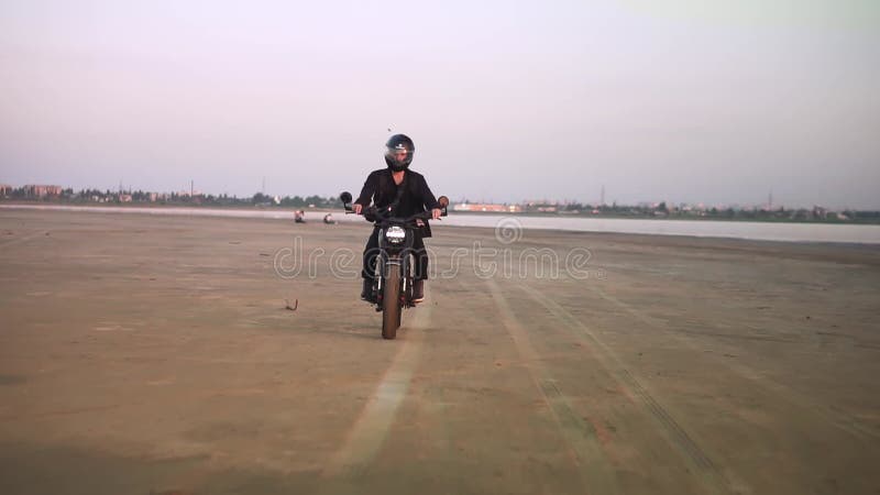 Μπροστινή όψη του νεαρού μηχανόβιου με κράνος και μπουφάν, ο άνθρωπος οδηγεί σε αθλητική μοτοσικλέτα Έννοια της ελευθερίας και τη