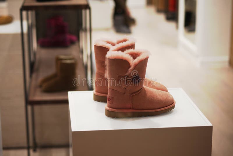Μπότες UGG στο πολυκατάστημα ΓΌΜΜΑΣ, Μόσχα, Ρωσία στοκ εικόνες