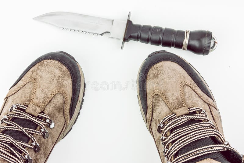 Μπότες πεζοπορίας βουνών με το μαχαίρι κυνηγιού στοκ εικόνες με δικαίωμα ελεύθερης χρήσης Μπότες πεζοπορίας βουνών με το μαχαίρι κυνηγιού στοκ εικόνες με δικαίωμα ελεύθερης χρήσης