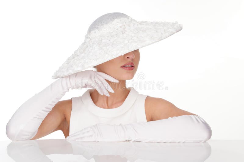 Μυστήρια γυναίκα στο κομψό άσπρο καπέλο και glowes