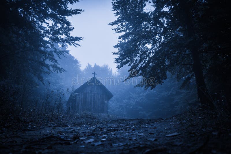 Μυστήριο misty πρωί πέρα από το χωριό Biertan, Τρανσυλβανία, Ρουμανία στοκ φωτογραφίες με δικαίωμα ελεύθερης χρήσης Μυστήριο misty πρωί πέρα από το χωριό Biertan, Τρανσυλβανία, Ρουμανία στοκ φωτογραφίες με δικαίωμα ελεύθερης χρήσης