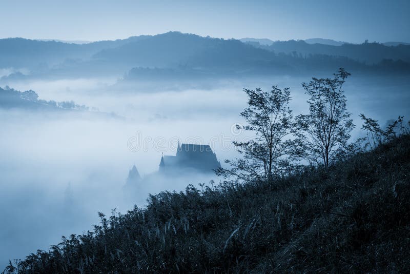 Μυστήριο misty πρωί πέρα από το χωριό Biertan, Τρανσυλβανία, Ρουμανία στοκ φωτογραφίες Μυστήριο misty πρωί πέρα από το χωριό Biertan, Τρανσυλβανία, Ρουμανία στοκ φωτογραφίες