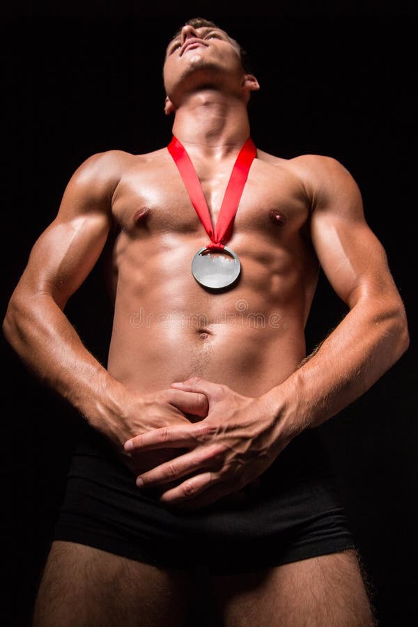 Μυϊκοί αθλητικοί τύποι με το μετάλλιο στο στήθος του