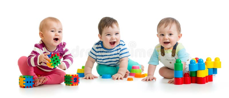 Μωρά βρεφικών σταθμών που παίζουν με τα παιχνίδια χρώματος που απομονώνονται στο άσπρο υπόβαθρο