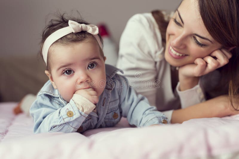Μωρό που μασά τα χέρια της στοκ εικόνες