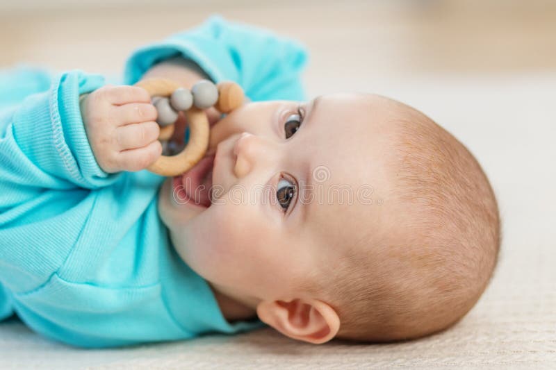 Μωρό που μασάει το δακτυλίδι στοκ εικόνες
