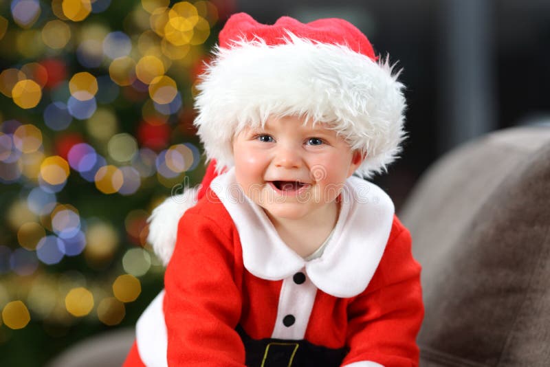Μωρό που φορά τη μεταμφίεση santa που εξετάζει τη κάμερα στα Χριστούγεννα στοκ εικόνες