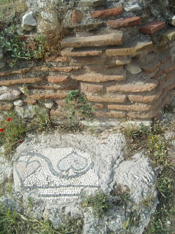 Μωσαϊκό καρδιάς ή φύλλου κάτω από τοίχο από τούβλο στοκ εικόνα με δικαίωμα ελεύθερης χρήσης Μωσαϊκό καρδιάς ή φύλλου κάτω από τοίχο από τούβλο στοκ εικόνα με δικαίωμα ελεύθερης χρήσης