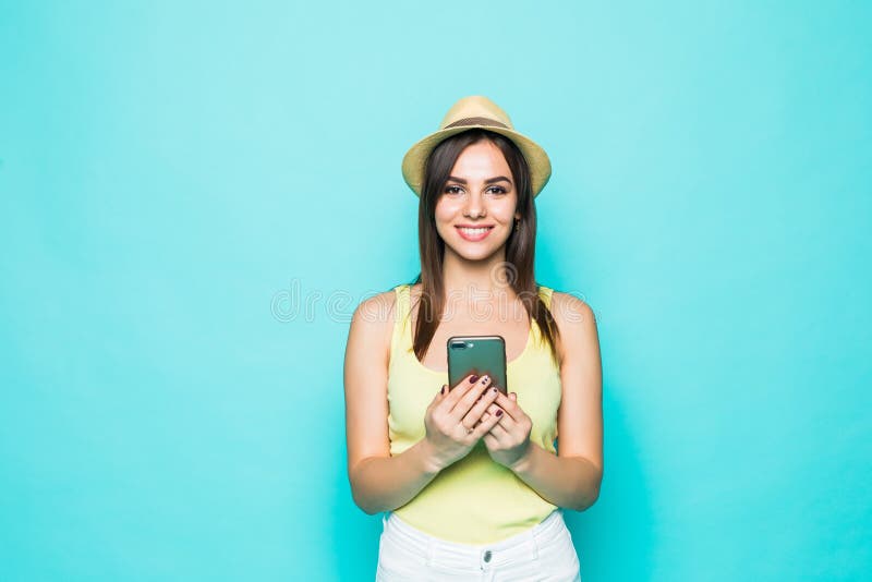Μόδας αρκετά νέο smartphone χρησιμοποίησης γυναικών πρότυπο που φορά τα άσπρα εσώρουχα καπέλων πέρα από το ζωηρόχρωμο πράσινο υπό στοκ φωτογραφία με δικαίωμα ελεύθερης χρήσης Μόδας αρκετά νέο smartphone χρησιμοποίησης γυναικών πρότυπο που φορά τα άσπρα εσώρουχα καπέλων πέρα από το ζωηρόχρωμο πράσινο υπό στοκ φωτογραφία με δικαίωμα ελεύθερης χρήσης