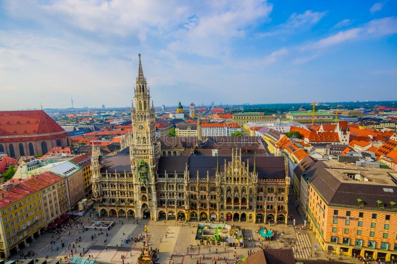 Μόναχο, Γερμανία - 30 Ιουλίου 2015: Θεαματική εικόνα που παρουσιάζει όμορφο κτήριο αιθουσών πόλεων, που λαμβάνεται από την υψηλή