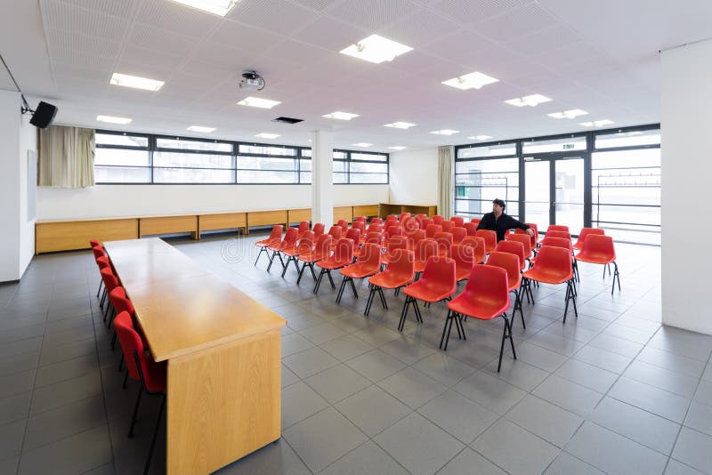 Μόνο άτομο στην κενή αίθουσα συνδιαλέξεων, έννοια στοκ εικόνα με δικαίωμα ελεύθερης χρήσης Μόνο άτομο στην κενή αίθουσα συνδιαλέξεων, έννοια στοκ εικόνα με δικαίωμα ελεύθερης χρήσης