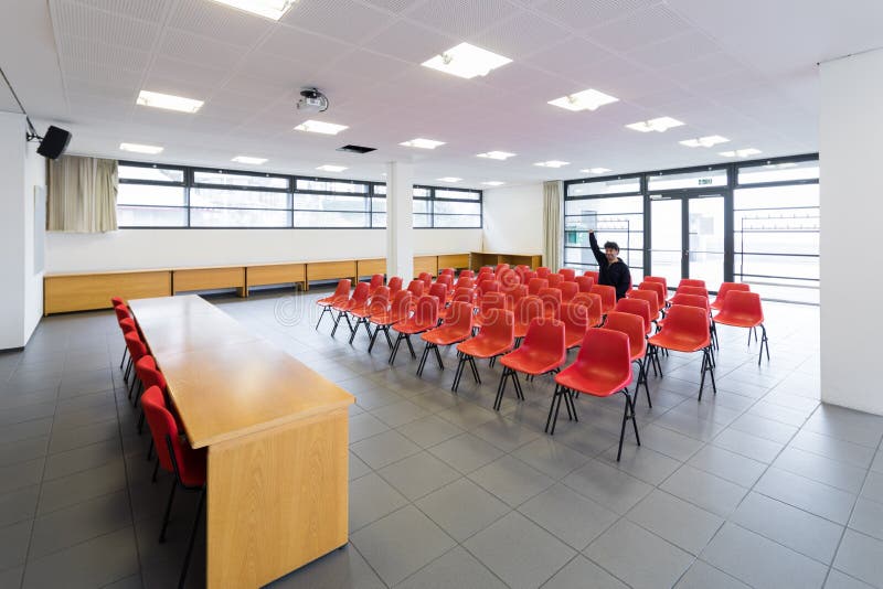 Μόνο άτομο στην κενή αίθουσα συνδιαλέξεων, έννοια στοκ εικόνες με δικαίωμα ελεύθερης χρήσης Μόνο άτομο στην κενή αίθουσα συνδιαλέξεων, έννοια στοκ εικόνες με δικαίωμα ελεύθερης χρήσης